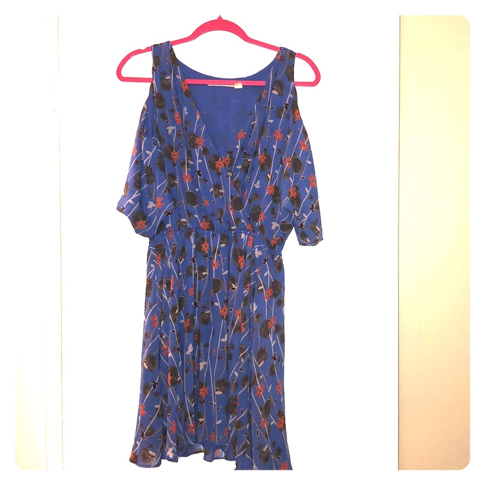 Flower dress with exposed shoulders